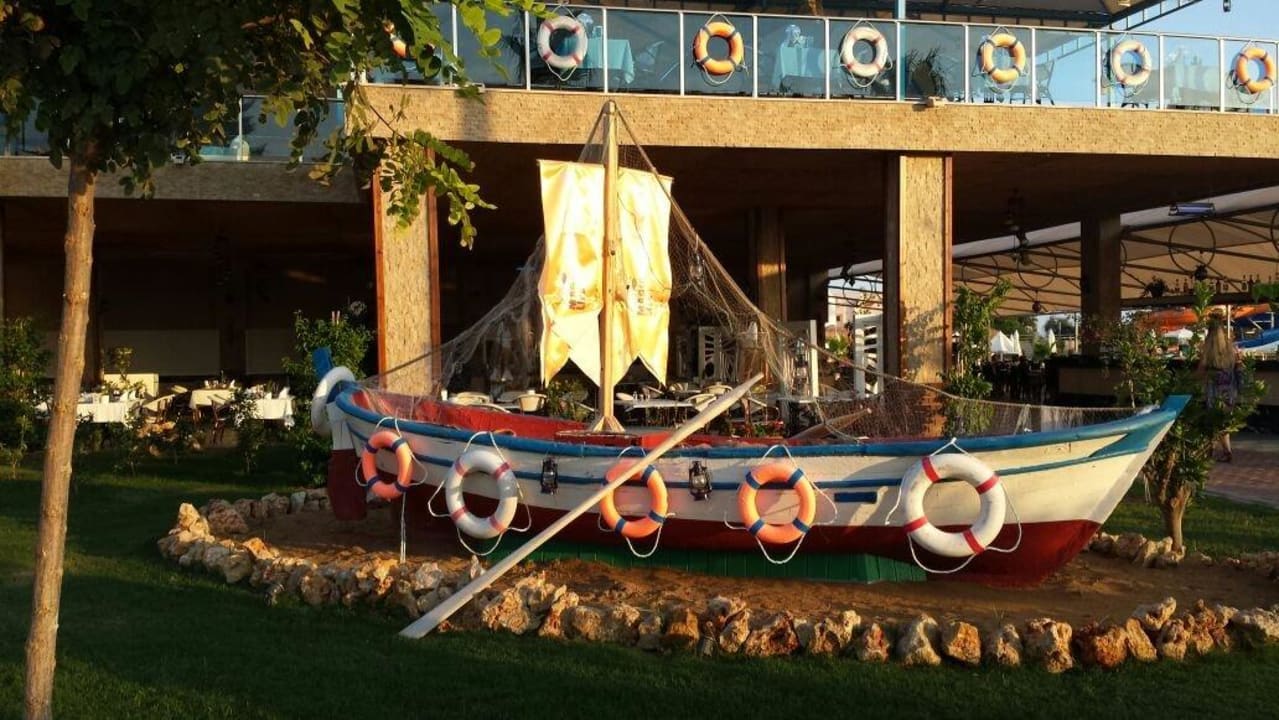 Deko Schiff vor dem Fischrestaurant TUI MAGIC LIFE Jacaranda