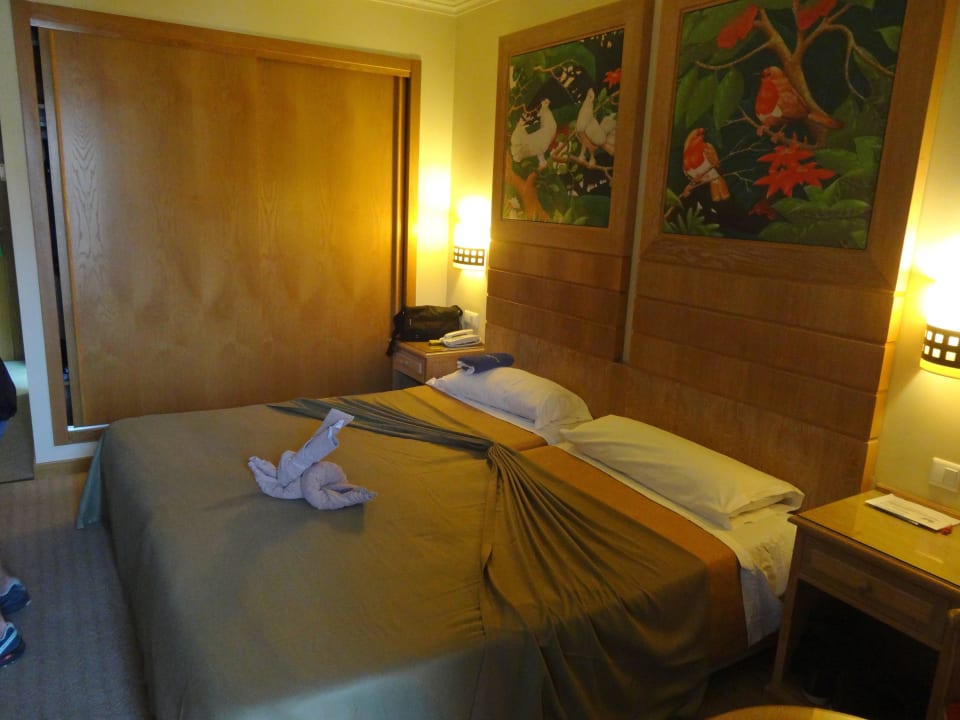 Kunstvolle Figuren durch Zimmerservice 3HB Guaraná - All Inclusive