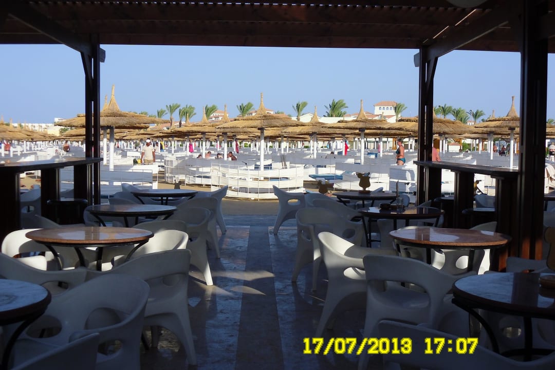 Vom Strandrestaurant  aus auf die Liegen gesehen Pickalbatros Dana Beach Resort - Hurghada