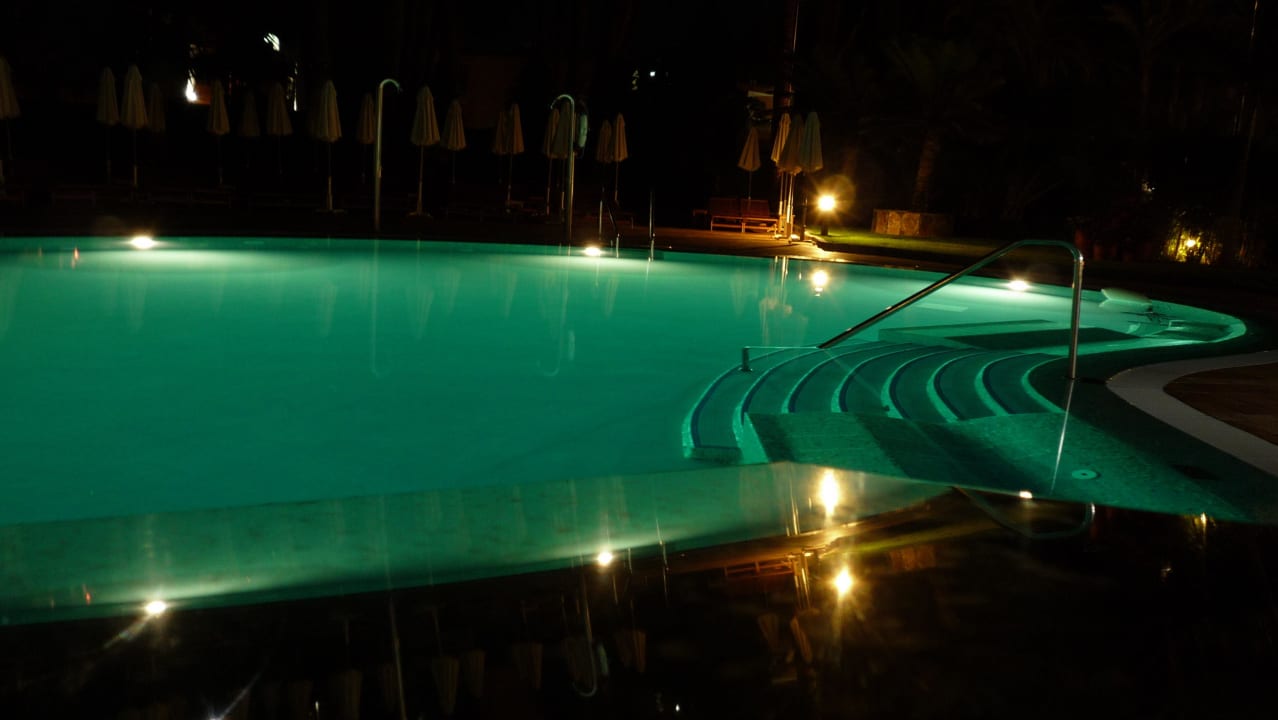 Zusätzlicher Sole-Pool bei Nacht Seaside Hotel Palm Beach