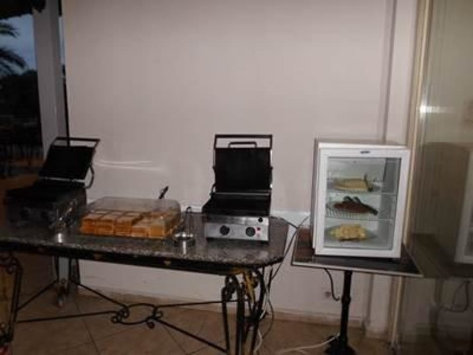Toaststation am Morgen Hotel Delphin Diva