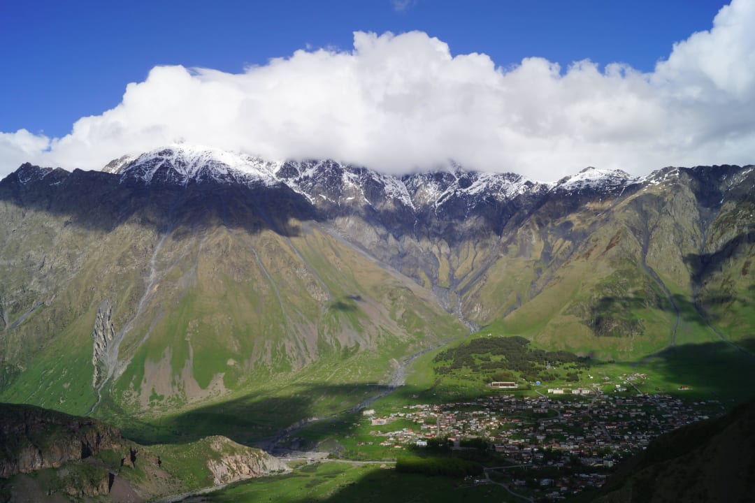 Blick vom Berg auf das Hotel Hotel Kazbegi
