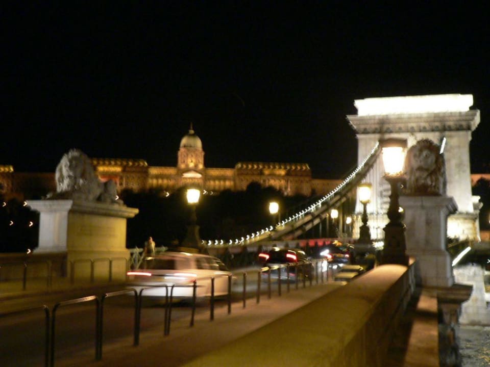 Sofitel Atrium Budapest - Budapest am Abend Sofitel Budapest Chain Bridge