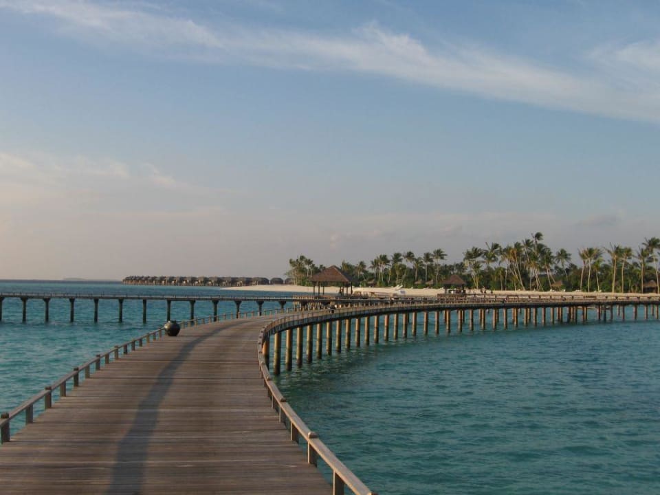 Blick vom Steg zum Strand Sun Siyam Iru Fushi
