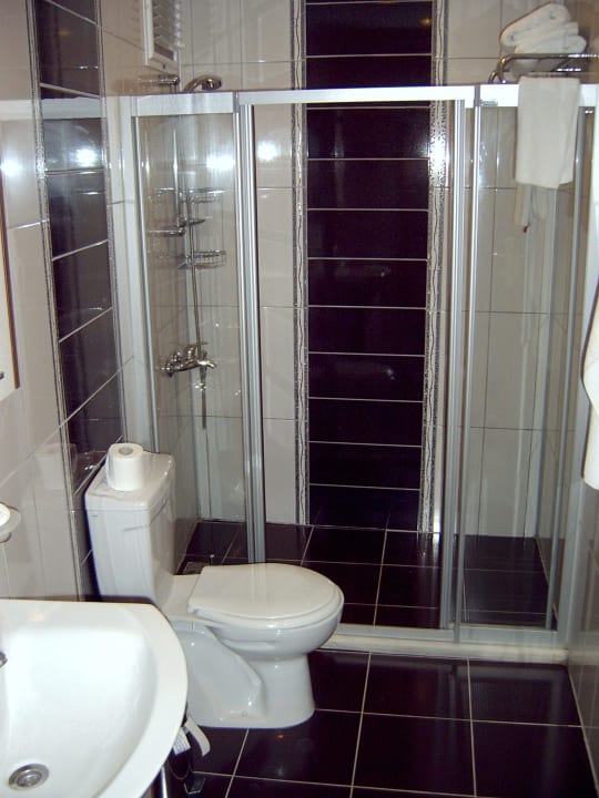 Schönes Bad, große Dusche Hotel Sirma