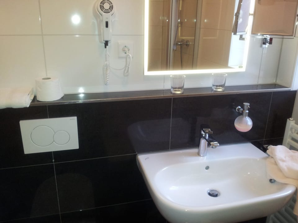 Bad mit Waschgelegenheit Hotel Petersen