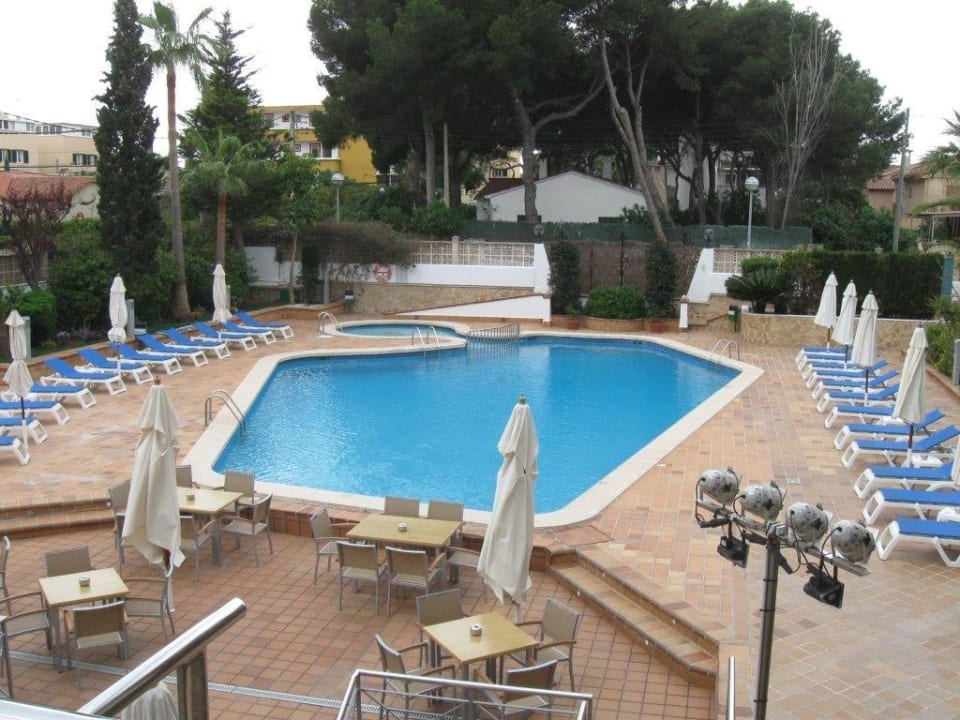 Pool und Liegen vom Hotel allsun Hotel Cristóbal Colón