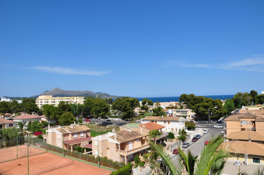 Diese Straße durchqueren dann ist man am Strand VIVA Eden Lago