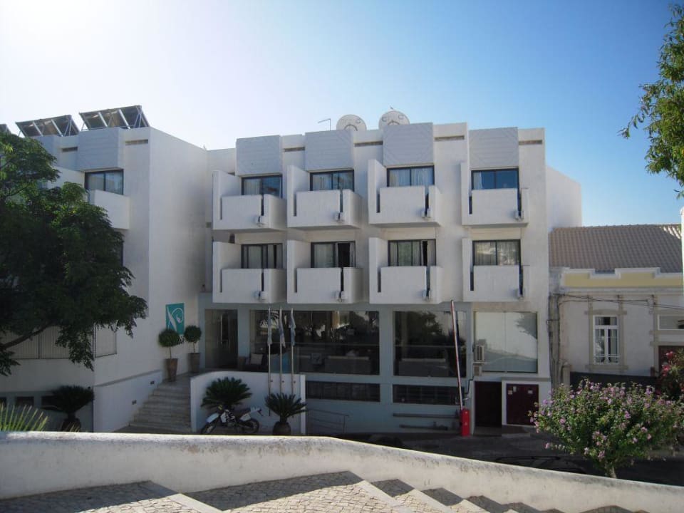 Hotel od strony ulicy Rocamar Exclusive Hotel & Spa