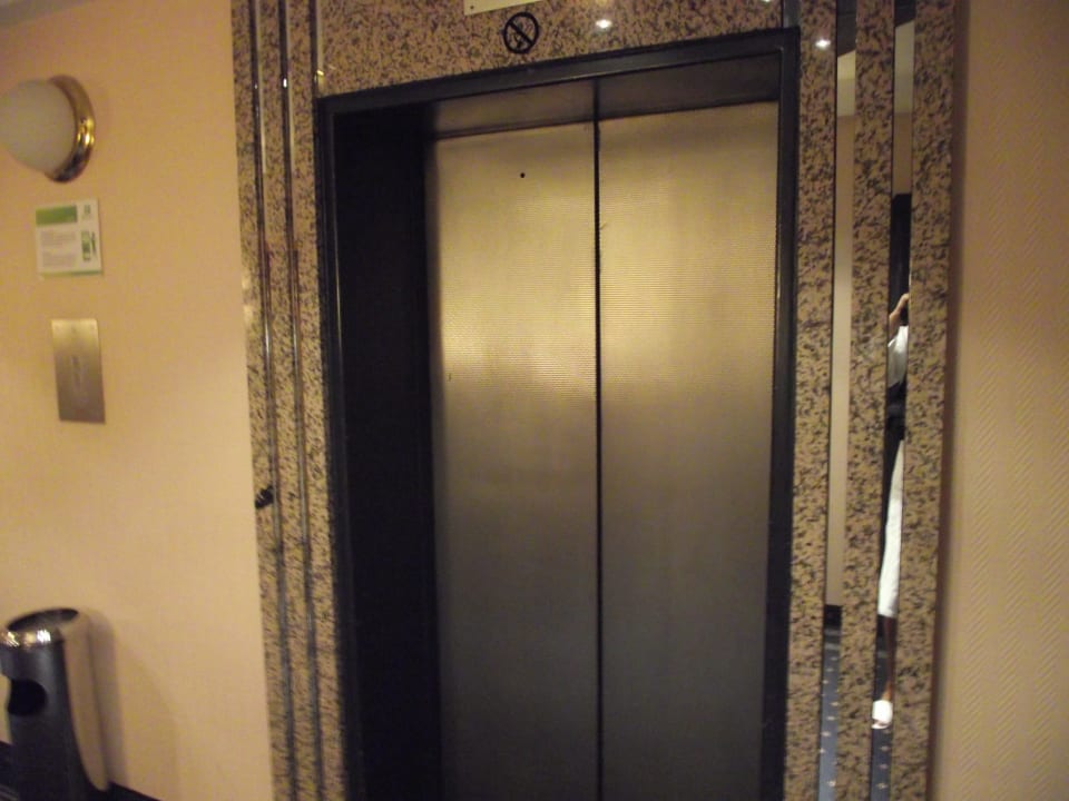 1 von 2 Lifte Leonardo Hotel Hannover Airport