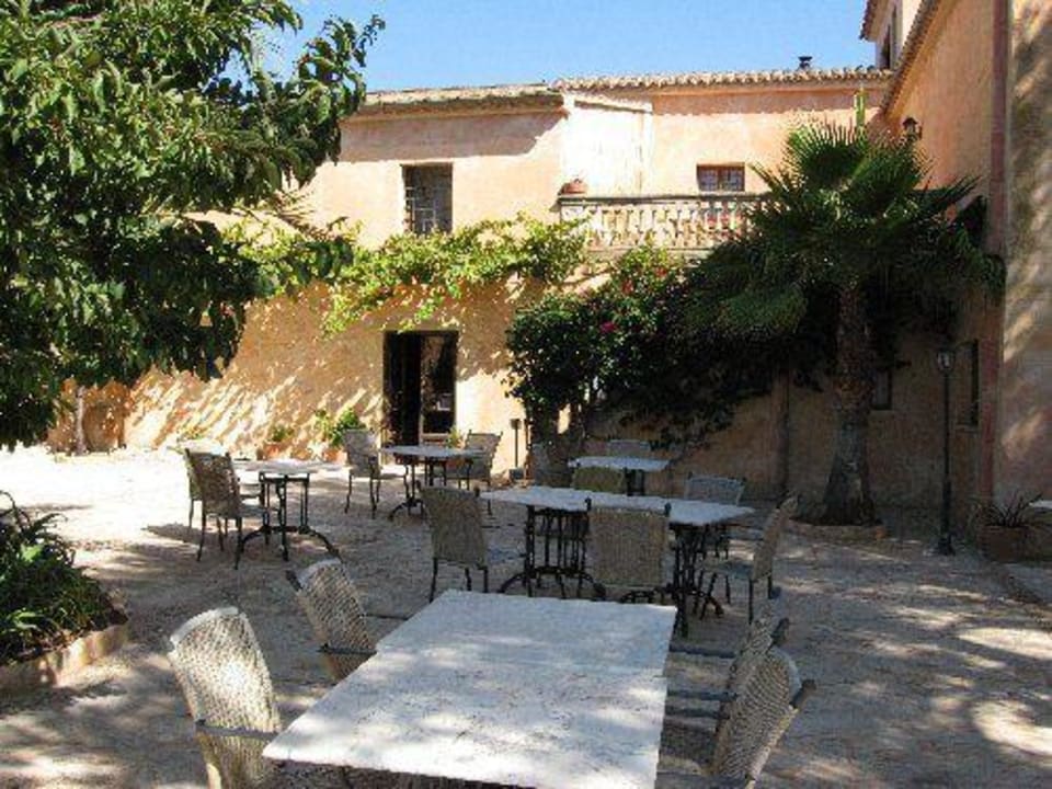 Innenof und für den Abend gedeckte Tische Hotel Sa Galera