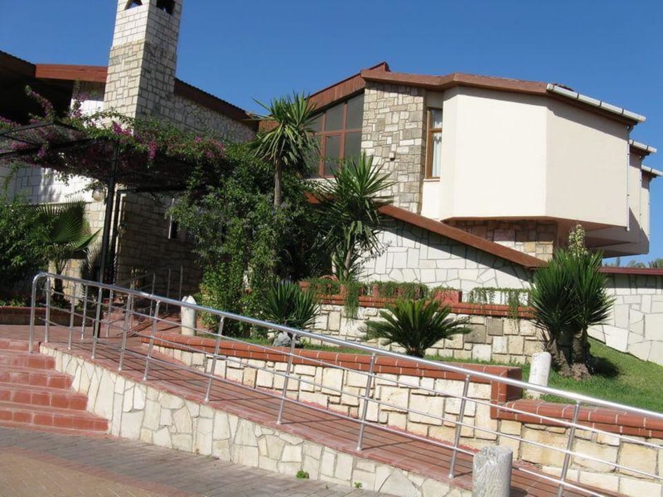 Проход на пляж мимо бич бара Horus Paradise Luxury Resort & Club