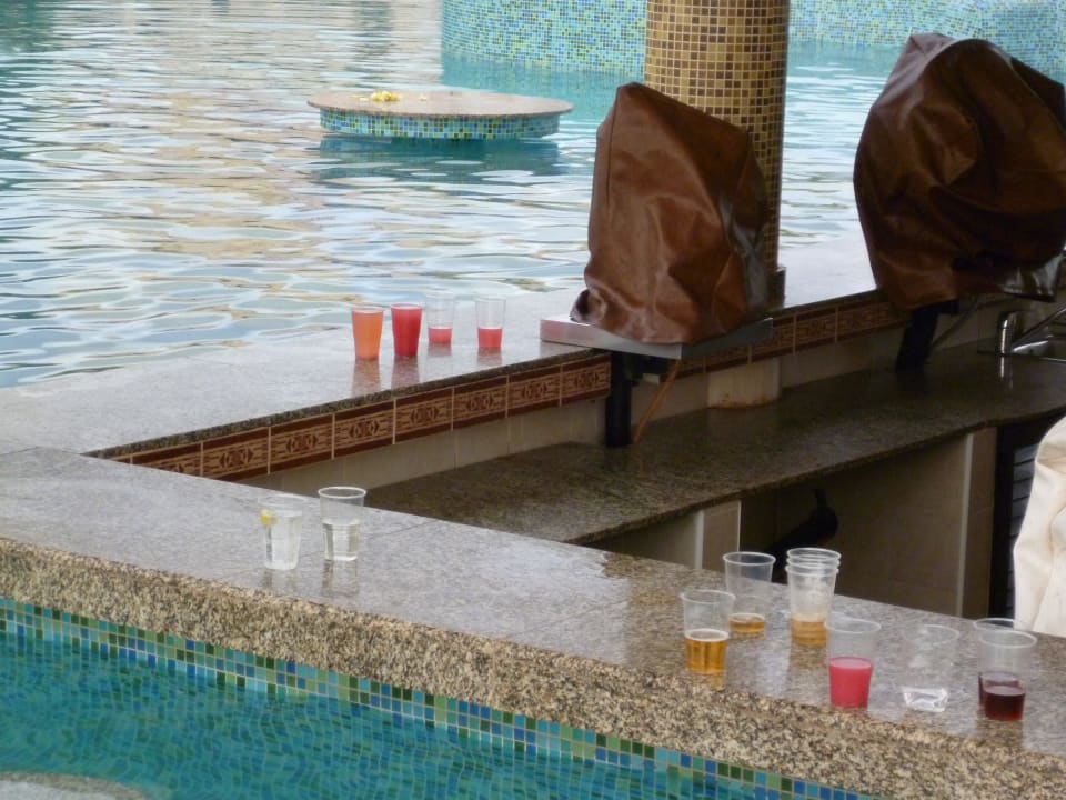 Der Rest der Getränke schwamm im Wasser Hotel Riu Touareg