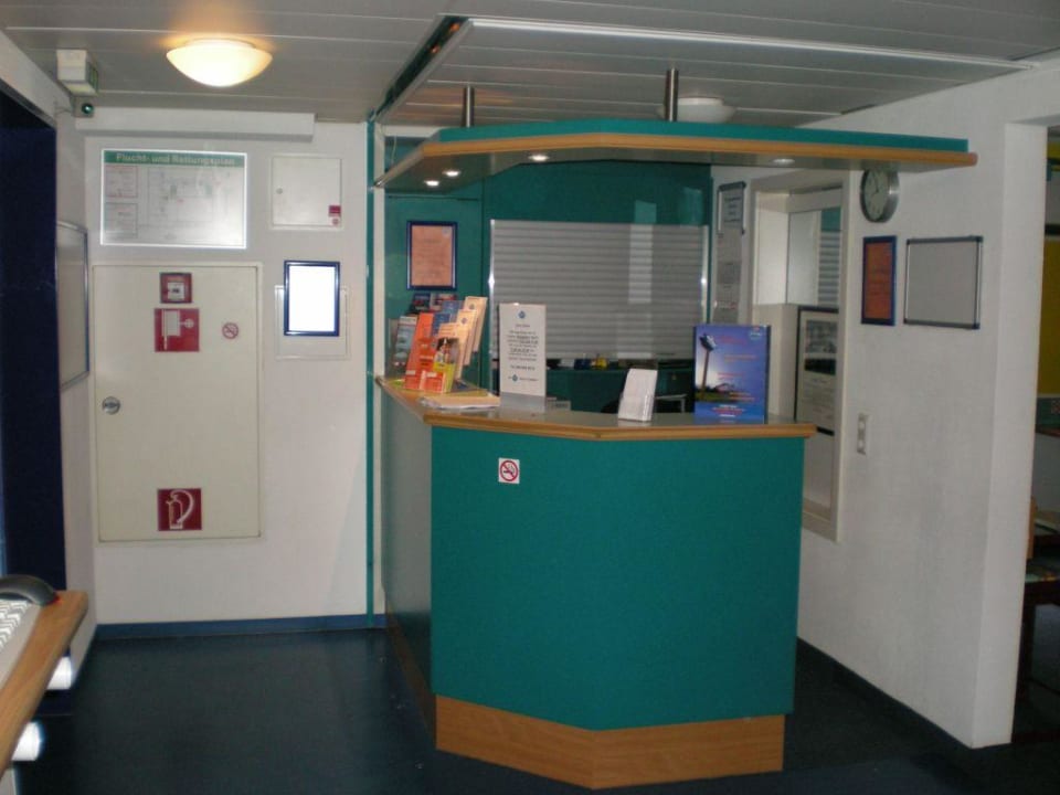 Rezeption B&B HOTEL Flensburg-City