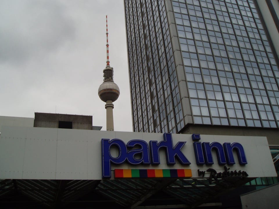 Eingang mit Funkturm im Hintergrund Park Inn by Radisson Berlin Alexanderplatz