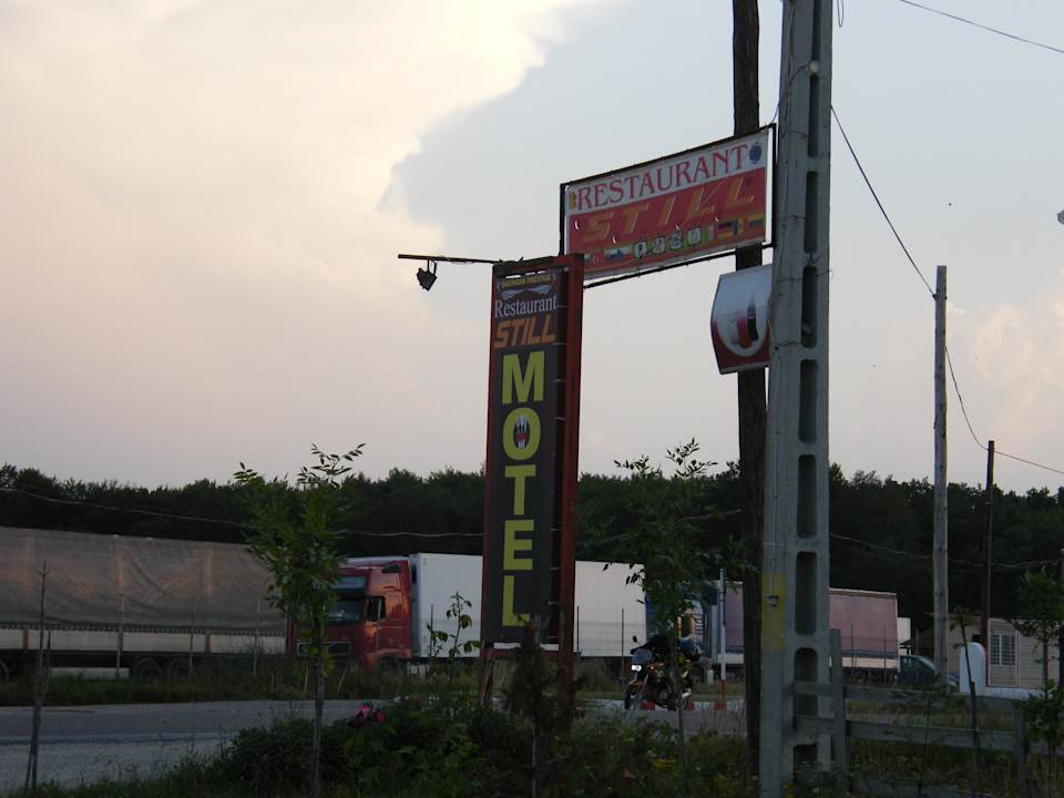 Schild mit der Name des Hotels Motel Still