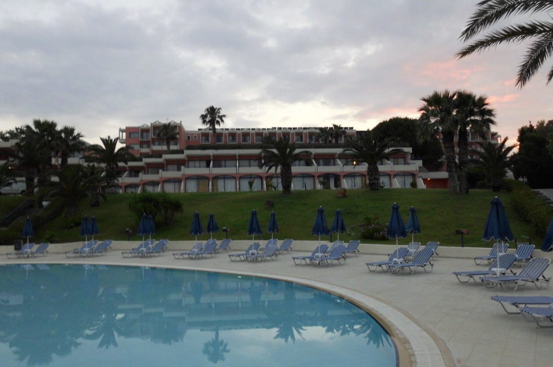 Hotelansicht vom Hauptgebäude aus Poolsicht Kresten Palace Hotel