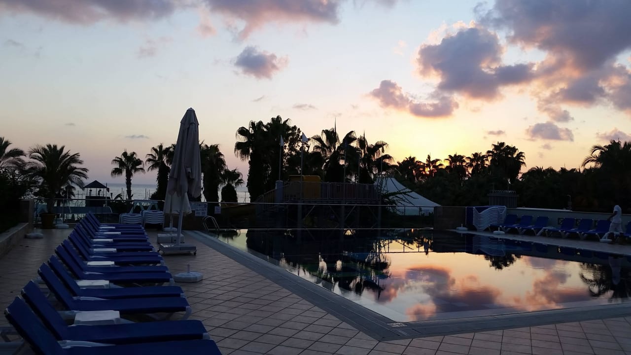 Ruhepool am Abend Sealife Buket Resort & Beach