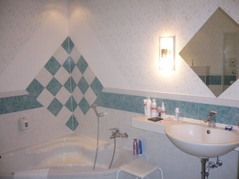 Badezimmer mit Wanne Vivea Hotel Bad Eisenkappel