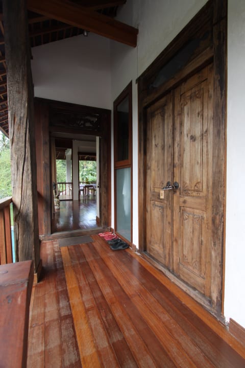 Rumah Isah - Eingänge der Schlafräume Obergeschoss Nusa Indah Bungalows & Villa