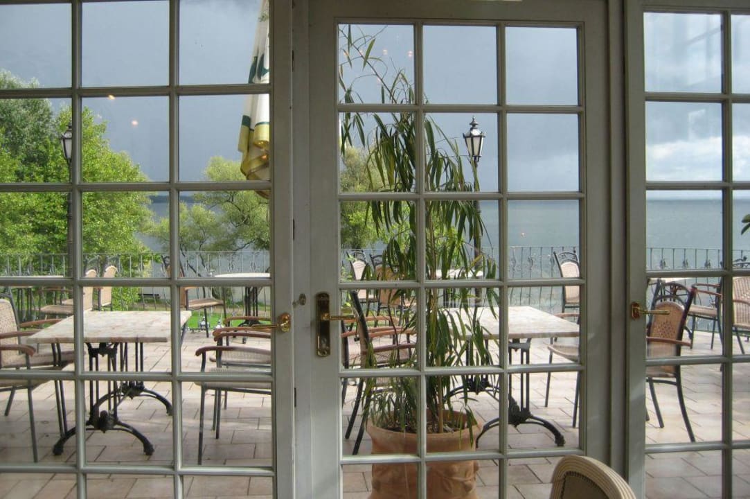 Blick auf Terrasse Seehotel Schloss Klink