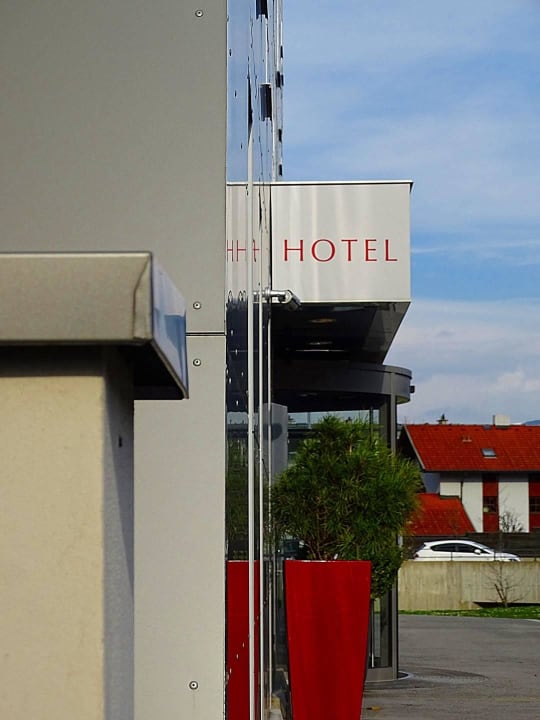 Eingang Hilton Garden Inn Innsbruck Tivoli