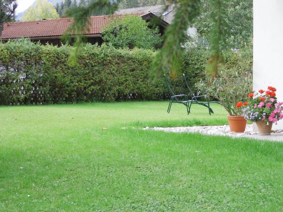 Aufnahme vom Zimmer auf den großen Garten... Hotel Alpspitz Grainau