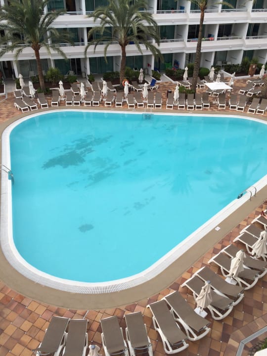 Im Pool blätterte der Verputz ab (dunkle Stellen) alltoura Club Hotel Akeah Broncemar