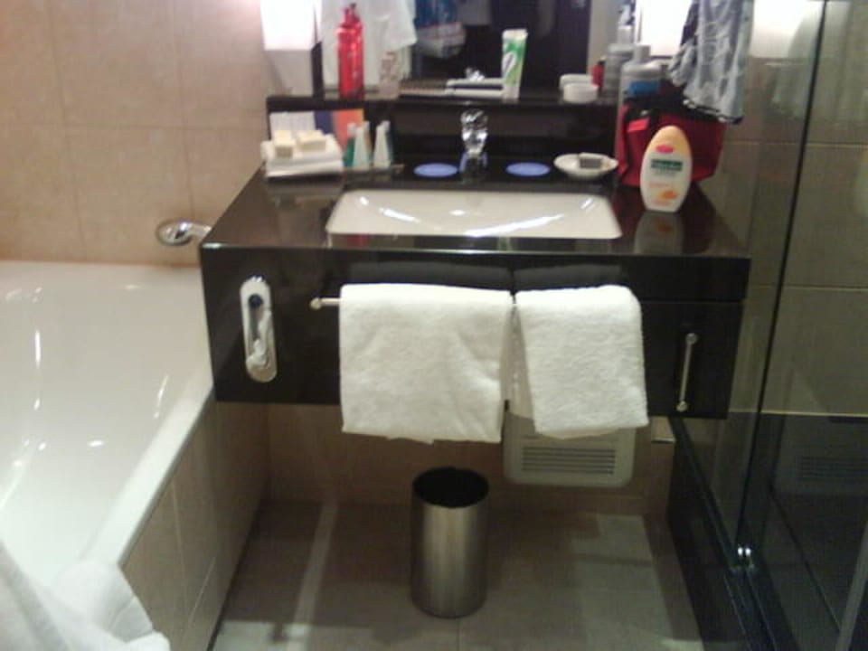 Ein Bad, nicht nur sauber, sondern auch rein... Four Points by Sheraton Munich Arabellapark