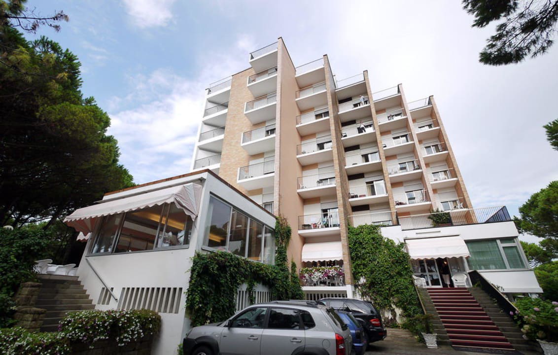 Отель со стороны парковки и ресторана Hotel Beau Rivage Pineta
