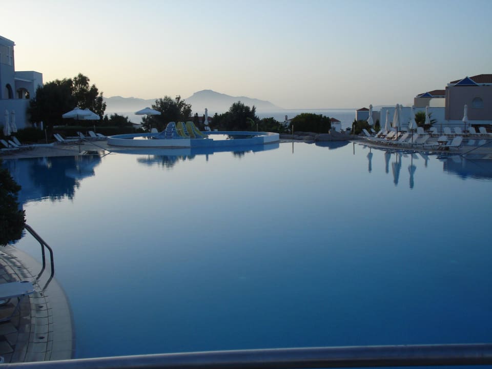 Aussicht über den Pool hinweg Atlantica Marmari Palace