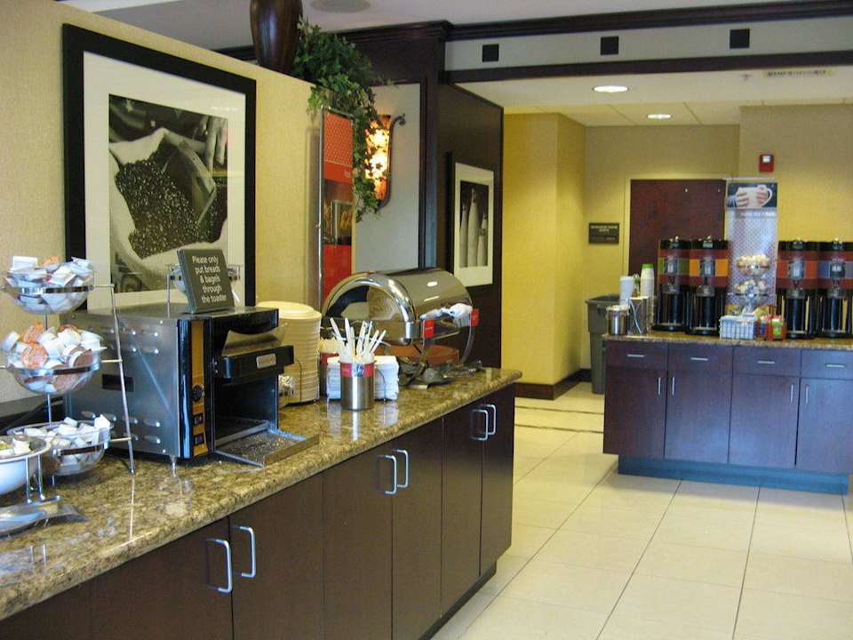 Teil des Frühstückbüffets Hotel Hampton Inn Bennington