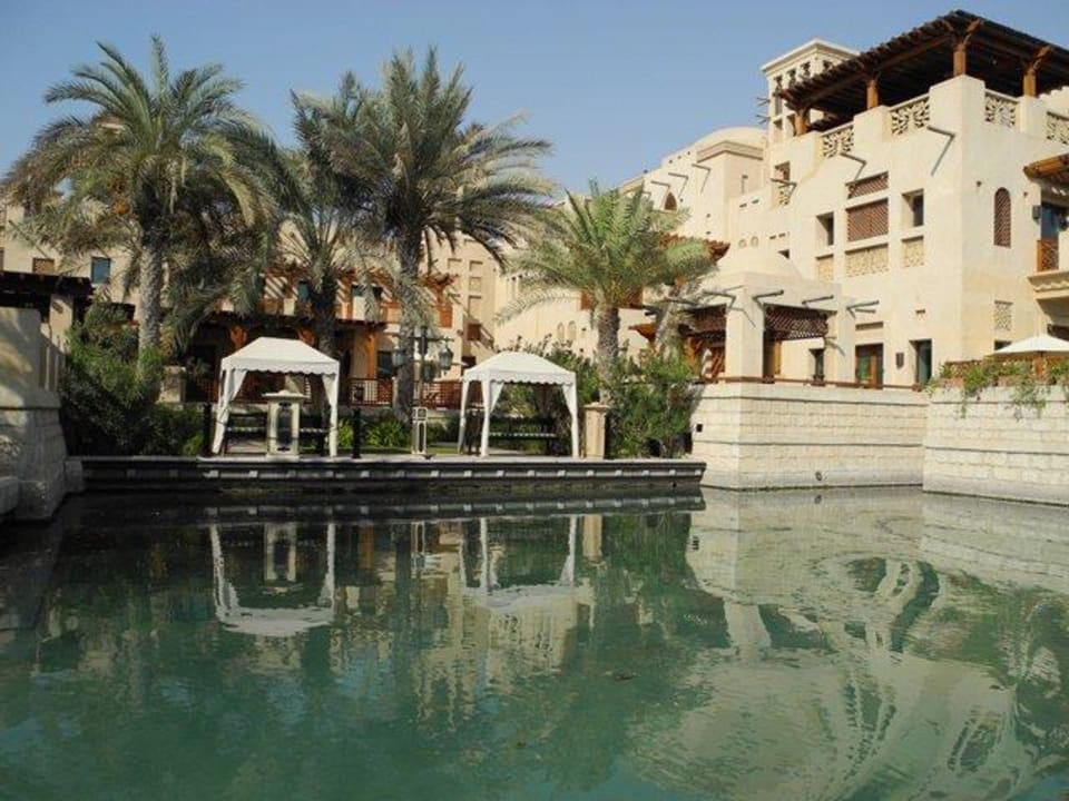 Aussenansicht einer Villa mit Bootanlegestelle Jumeirah Dar Al Masyaf