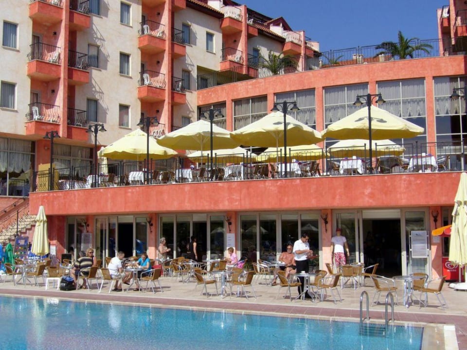 Hotel vom Pool aus gesehen Royal Atlantis Beach Hotel