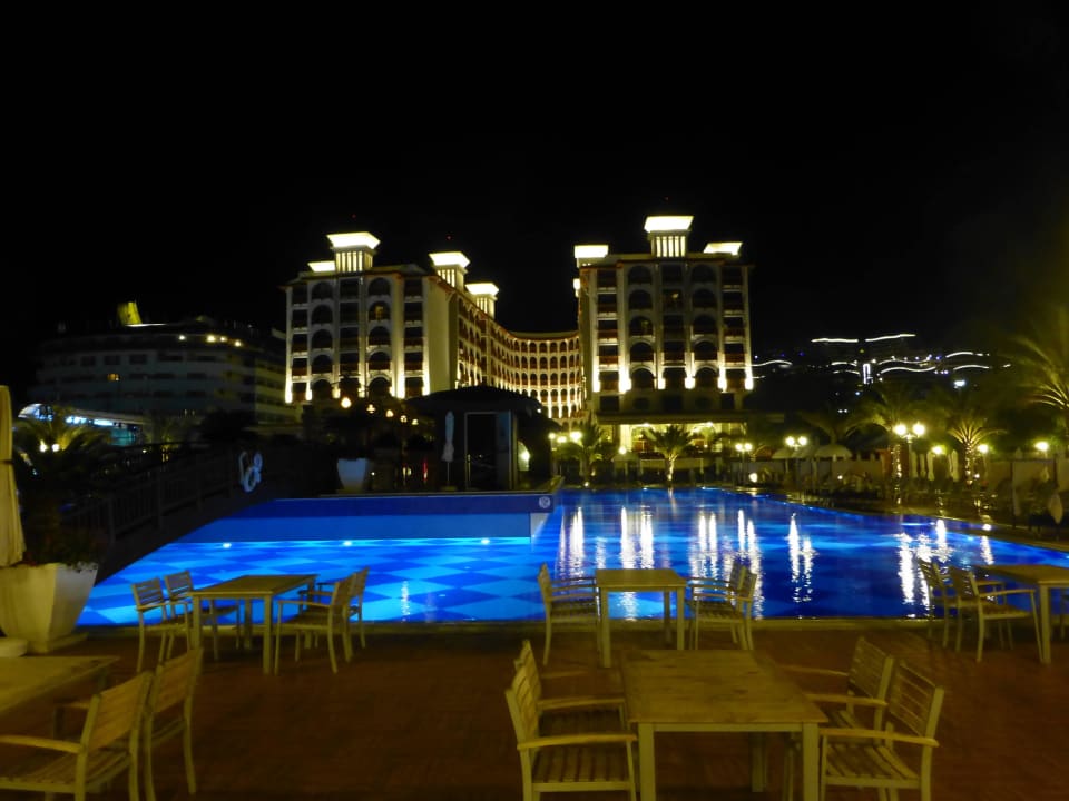 Pool bei Nacht Quattro Beach Spa & Resort