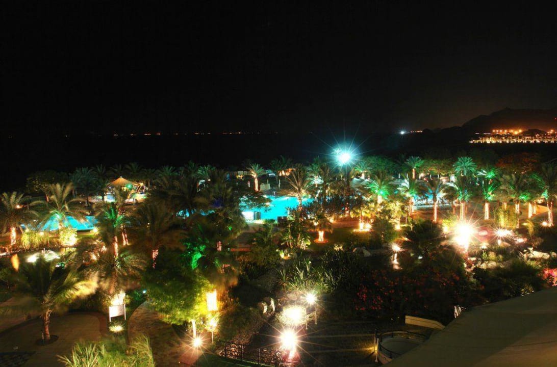 Nachtaufnahme Hotel Le Meridien Al Aqah Beach Resort