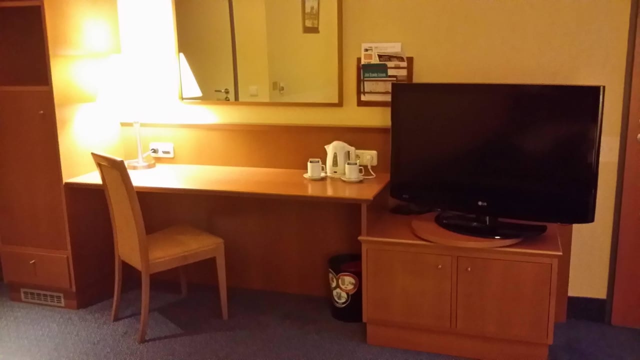 Stolik z zestawem do kawy i herbaty oraz telewizor Scandic Wrocław