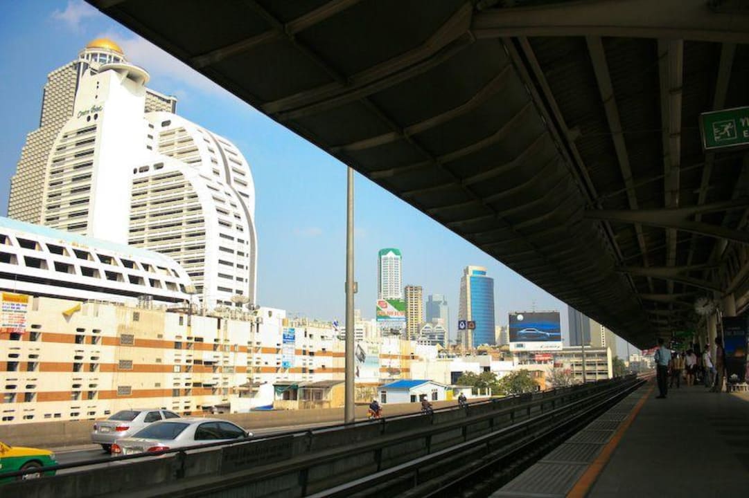 Blick auf das Hotel von der S-Bahn Station Hotel Lebua At State Tower