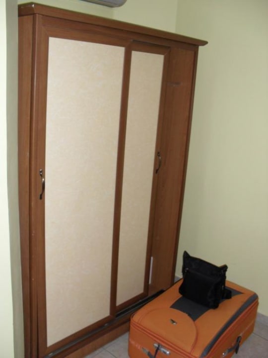 Kleiderschrank mit Safe Tac Premier Hotel & Spa