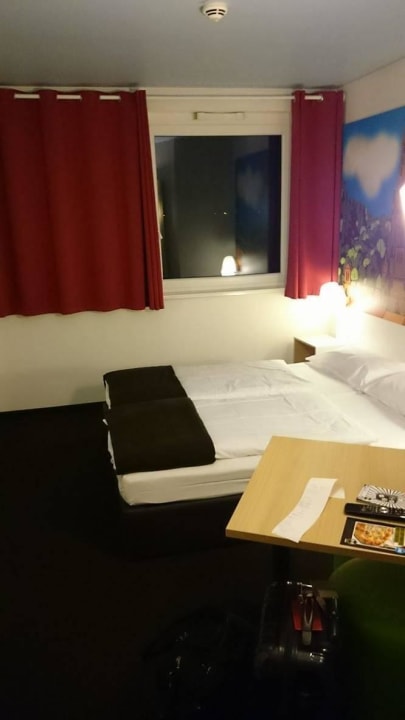 Bett mit Schreibtisch B&B Hotel Freiburg-Süd