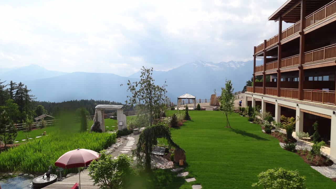 Gartenanlage Südseite Hotel Chalet Mirabell