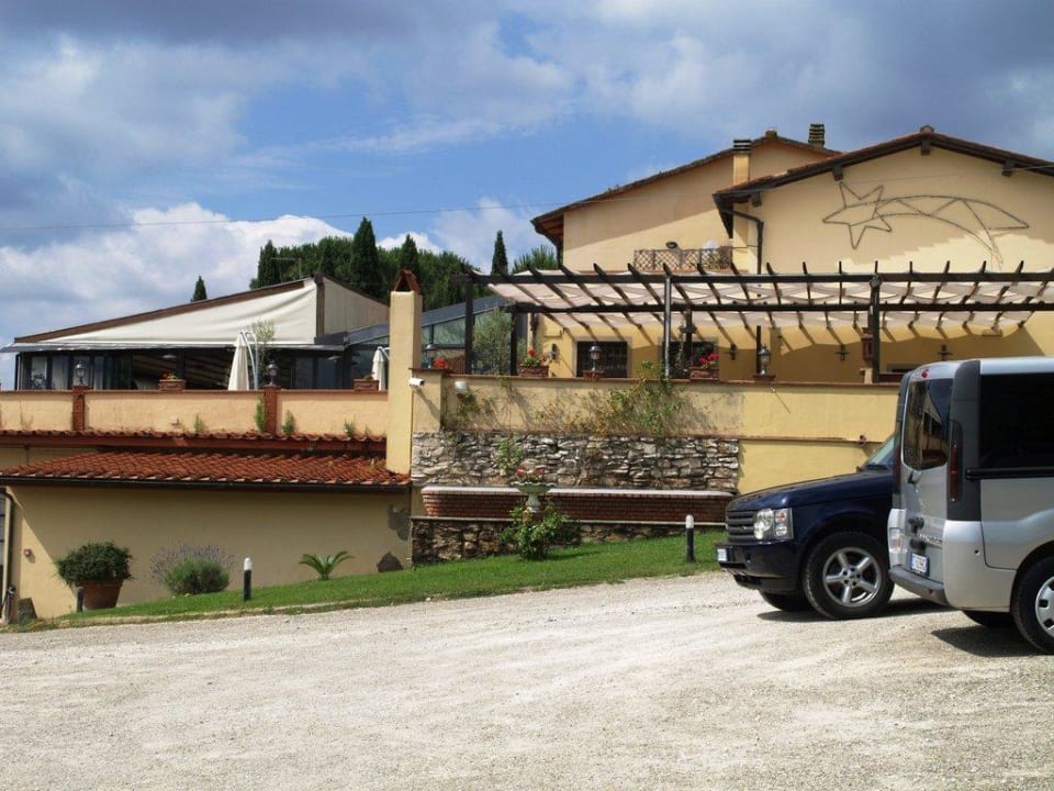 Außenansicht vom großen Parkplatz aus gesehen Cascina de Fagiolari