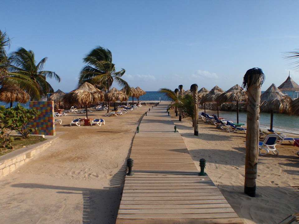 Steg zum Strand bzw. zur Anlegestelle Grand Muthu Club Caribbean Runaway Bay