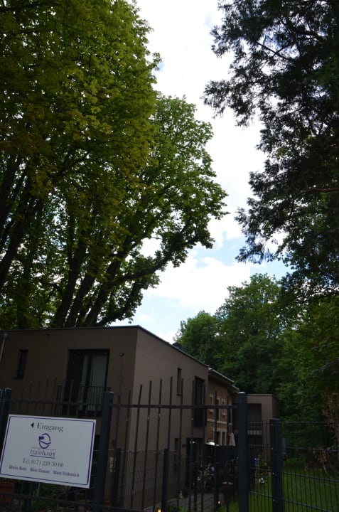 Haus ist eingezäunt, da auch Privathaus Hotel Trafohaus am Kaiserbahnhof