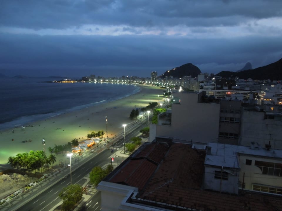 Copacabana abends aus Zimmer im 19. Stock Hotel PortoBay Rio de Janeiro