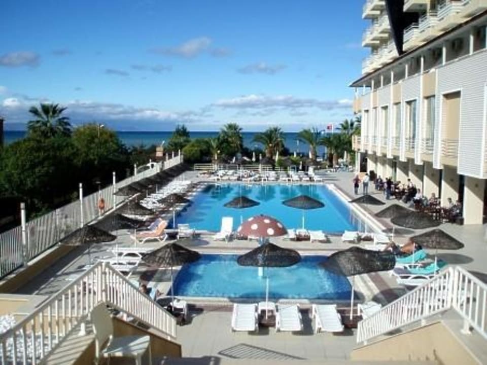 Blick über den Pool zumStrand Hotel Ephesia