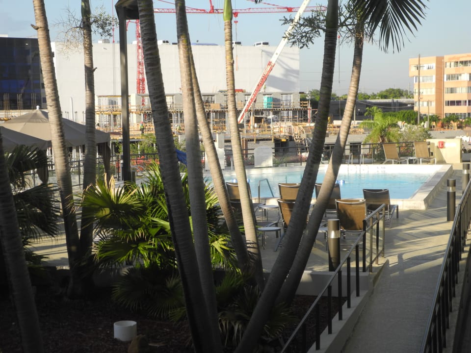 Pool Crowne Plaza Miami International Airport