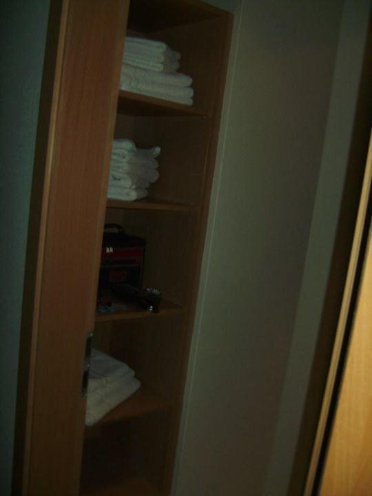 Großes Regal im Badezimmer SAVOY Hotel Bad Mergentheim