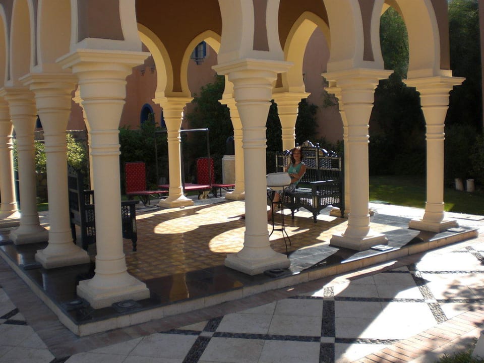 Vor dem Hotel - gemütlich Grand Makadi