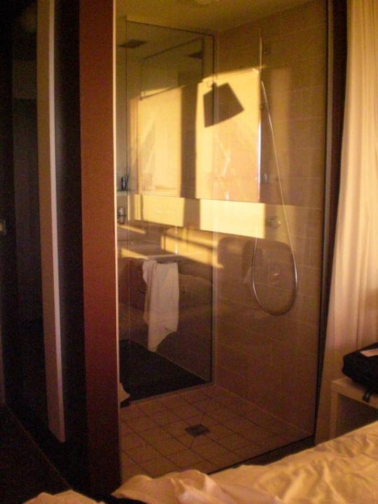 Badezimmer mit der Glaswand Strandgut Resort